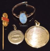 A 9ct gold ring, 9ct gold Pisces pendant, 9ct gold pin, and 9ct gold charm, 8.1g