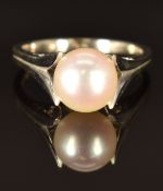 A 14k white gold ring set with a pearl, size N, 4.5g