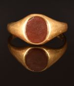 An 18ct gold signet ring set with agate, Birmingham 1909, size P, 3.2g
