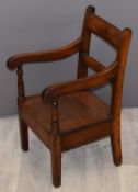 19thC elm seated child's arm chair, H58cm