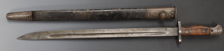 British WW2 1907 pattern bayonet with some clear stamps to 43cm fullered blade, with scabbard.