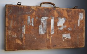 Leather double shotgun or rifle carry case with felt lined interior, 82x40x10cm.