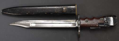 British knife bayonet Number 7 Mk 1 with with swivel pommel and 20cm fullered blade and scabbard.