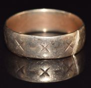 A 9ct gold wedding band/ ring with cross decoration, size N, 2.8g
