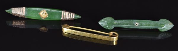 Two nephrite jade brooches with 9ct gold fittings and a 9ct gold tie pin, 1.5g