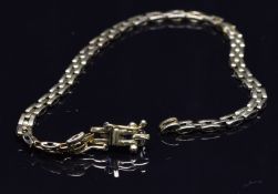 An 18ct gold bracelet, 8.8g