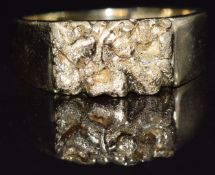 A 9ct gold ring with textured detail, size I, 3g