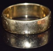 An 18ct gold wedding band/ ring, size M, 5.6g