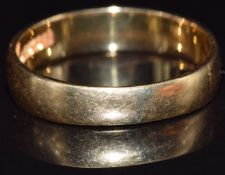 An 18ct gold wedding band/ ring, size T, 5.3g