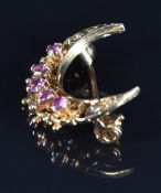 A 9ct gold crescent brooch set with rubies, 1.8g