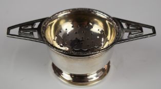 Art Deco Walker & Hall hallmarked silver tea strainer on stand, Birmingham 1935, width 11cm,