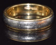 An 18ct bi-coloured wedding band/ ring, size U, 11.4g