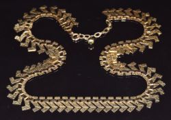 A 9ct gold necklace with textured links in an Art Deco style, 26.1g