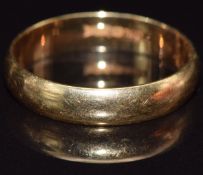 An 18ct gold wedding band/ ring, size N, 3.1g