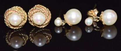 Two pairs of 9ct gold earrings set with pearls, 4.5g