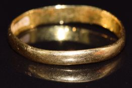 A 22ct gold wedding band/ ring, size Q, 2.2g