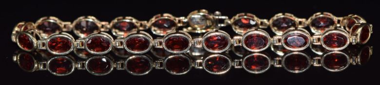 A 9ct gold bracelet set with oval garnets,6.3g