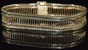 A 14k gold bracelet made up of diagonal and ladder links, 43.3g