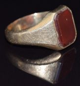 A 9ct gold signet ring set with agate, size Q/R, 6.9g