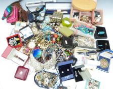 A collection of costume jewellery including 22ct gold wedding band (2.6g), Monet earrings, vintage