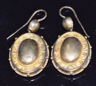 Etruscan Revival pair of yellow metal earrings, 2.6g