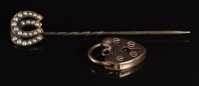 Edwardian 15ct gold stick pin in the form of two horseshoes set with seed pearls (1.4g) and a 9ct