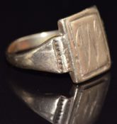 A 9ct gold signet ring, size T/U, 5.7g