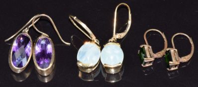 Three pairs of 9ct gold earrings set with amethyst, diopside and quartz, 11.7g