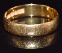 A 22ct gold wedding band/ ring, size Q, 3.9g