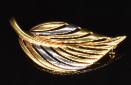 A 9ct gold bi-coloured leaf brooch, 2.5g