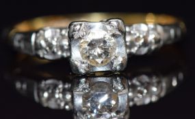 An 18ct gold ring set with a diamond of approximately 0.15ct in a platinum setting, size I, 2.8g