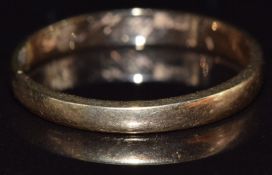 A 9ct gold wedding band/ ring, size Q, 2.1g