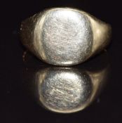 Yellow metal signet ring, size L/M, 4.6g