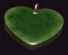 A nephrite jade pendant carved in a heart shape, 14.2g