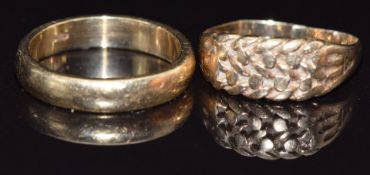 A 9ct gold wedding band/ ring and a 9ct gold keeper ring, 3.1g