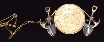 1897 South African gold half Pond set into an 18ct gold mining brooch, 6.1g