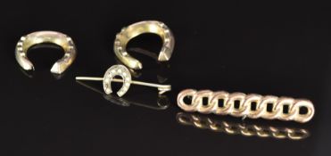 Two 9ct gold horseshoes and two sections of 9ct gold brooch, 3.5g