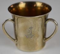 Edward VII hallmarked silver loving cup or tyg with gilt interior and engraved coronet, London 1903,