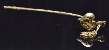 A 9ct gold heart shaped pendant set with citrine and peridot on 9ct gold chain, 3.4g