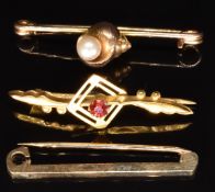A 9ct gold brooch in the form of a shell set with a faux pearl, and two 9ct gold brooches, 3.7g