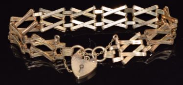 A 9ct gold gate bracelet with heart padlock/ clasp, 12.4g