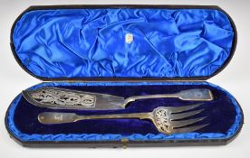 Cased Victorian hallmarked silver fiddle pattern fish servers, London 1875, maker Chawner & Co,