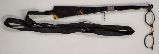 Faux tortoiseshell lorgnette with white metal mount, L26cm