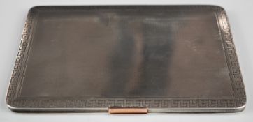 George V hallmarked silver cigarette case with gold catch, London 1913, maker Wright & Davies,