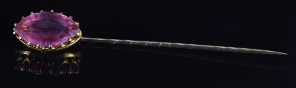 A yellow metal stick pin set with pink paste, 1.8g