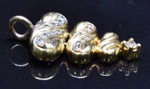 An 18ct gold pendant set with diamonds, 5.1g