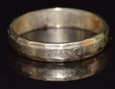 A 9ct gold wedding band/ ring, size M, 2.3g