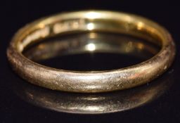 A 22ct gold wedding band/ ring, size O, 3.9g