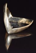 A 9ct gold V shaped ring, size U, 2.9g