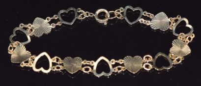 A 9ct gold bracelet made up of heart links, 3.5g